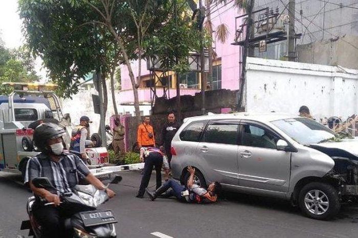 Proses evakuasi Toyota Avanza yang tabrak Honda BeAT dan Pohon di Genteng, Surabaya