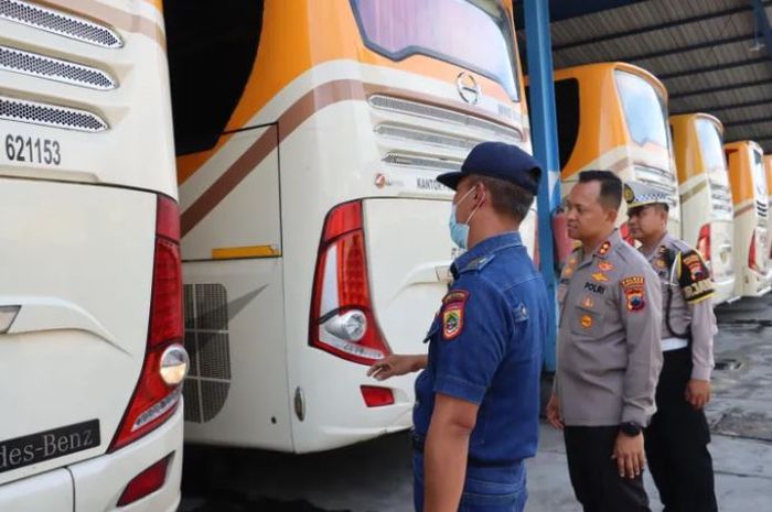 Jajaran Polres Sukoharjo saat melakukan inspeksi bus di PO Gunung Mulia jelang mudik Lebaran 2023, Selasa (28/3/2023).