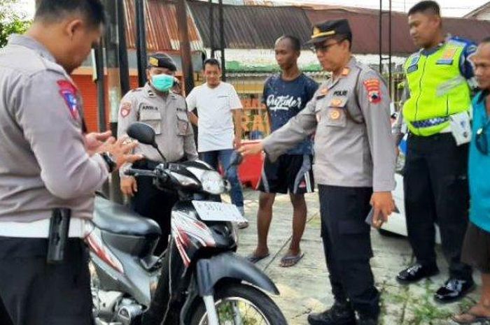 Polisi saat menemukan Honda Supra Fit yang sempat hilang di Kelurahan Kembaran Kulon, Kecamatan Purbalingga, Kabupaten Purbalingga, pada Selasa (28/03/2023).