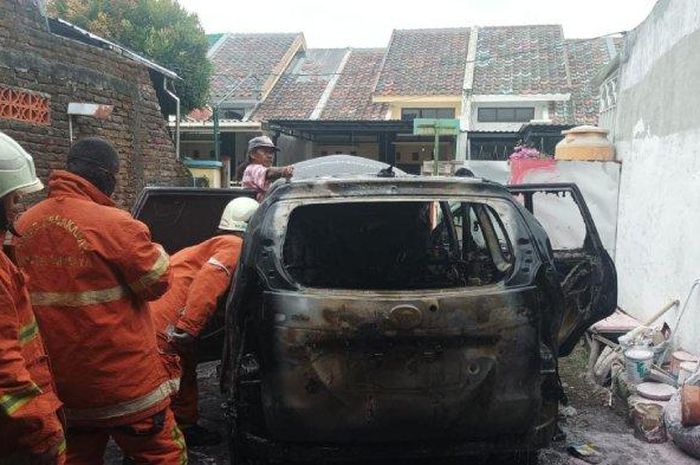 Daihatsu Xenia terbakar saat perbaikan di bengkel kawasan Rungkut, Surabaya