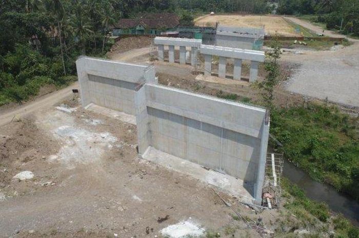 Pembangunan Jalan Tol Yogyakarta-Bawen Seksi 1 masih terus dilakukan hingga sekarang.