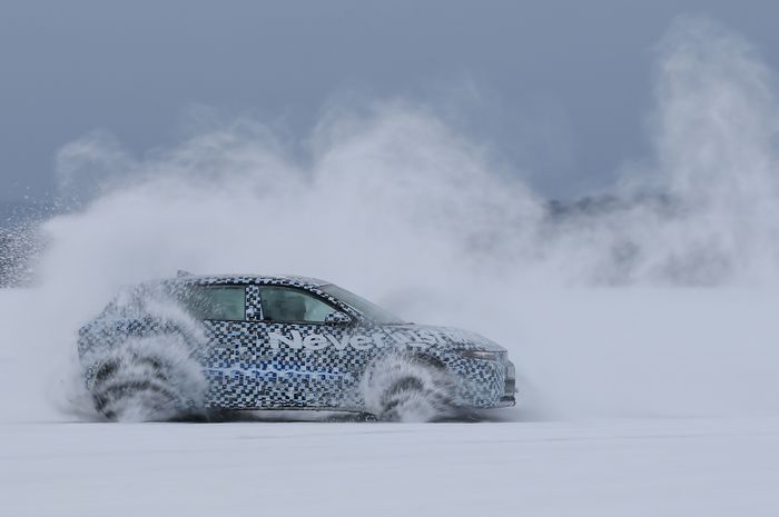 Hyundai IONIQ 5 N dites di permukaan es.