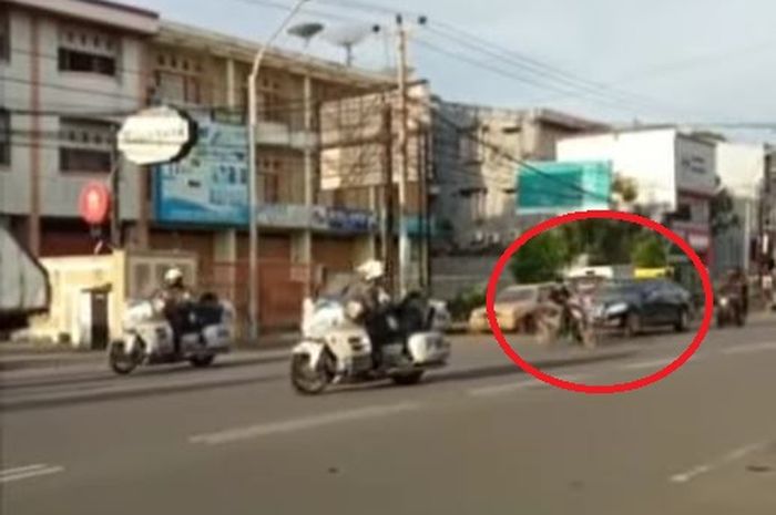 Dalam lingkaran merah, pemotor nekat memotong jalan mobil kepresidenan RI 1 di Jl Gunung Bawakaraeng, Kota Makassar, Sulawesi Selatan