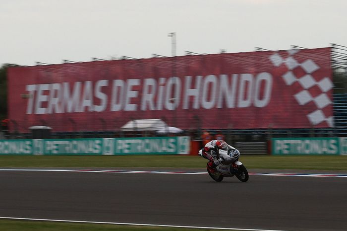 Ayumu Sasaki kembali menghuni tempat teratas di FP2 Moto3 Argentina 2023, pembalap Indonesia Mario Aji malah menurun.