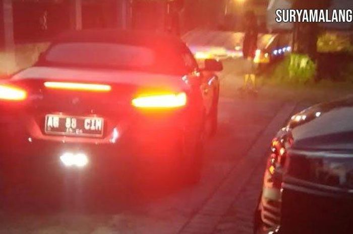 Polisi sita BMW Z4 milik Crazy Rich Tulungagung Bayu Walker. Namun masih ada beberapa mobil mewah lainnya di rumah