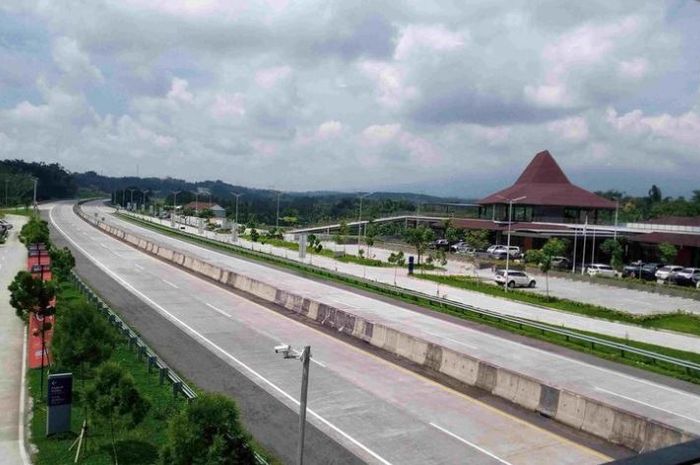 Pembatasan truk angkutan barang akan diberlakukan di Tol Semarang-Solo pada arus mudik Lebaran 2023, catat jadwalnya.