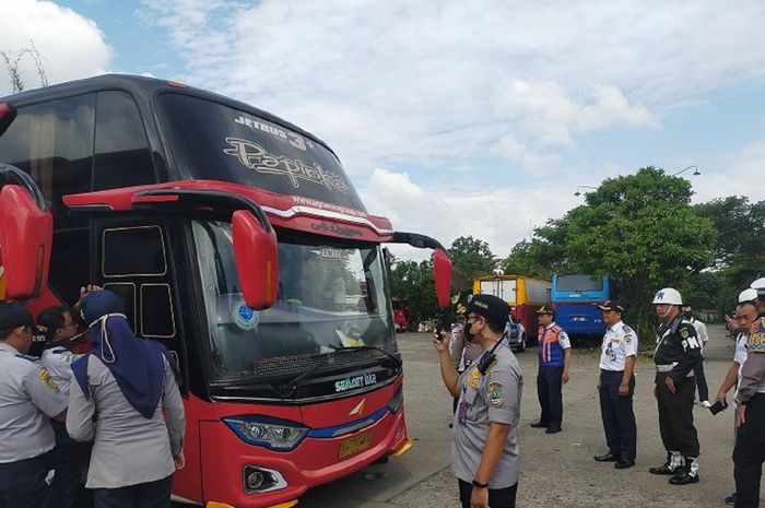 Petugas memeriksa kelayakan bus dan kesehatan sopir sebelum berangkat