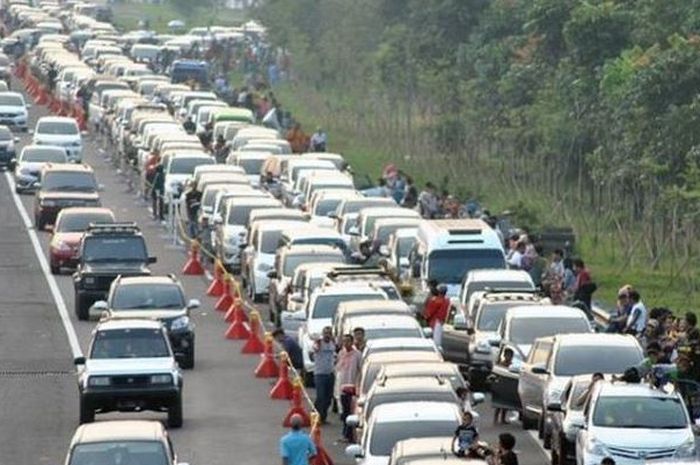 Untuk mengurangi kemcetan, pemerintah berencana membangun jalan tol di jalur Puncak sepanjang 18 km.