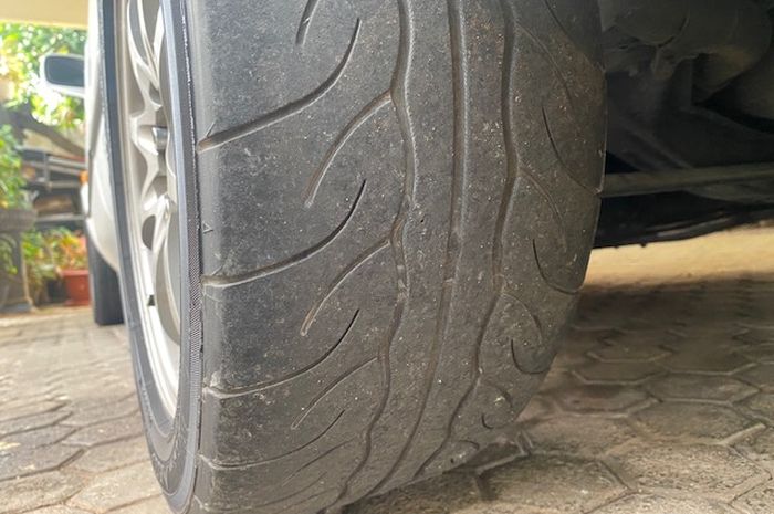 Ilustrasi. Ban botak pada mobil bisa memicu selip ketika jalanan basah