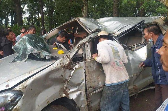 Toyota Kijang Innova mengalami kecelakaan tunggal di Jalan Raya Ponorogo-Pulung, Desa Mrican, Kecamatan Jenangan, Kabupaten Ponorogo