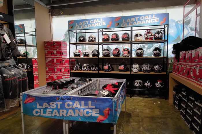 Buat sobat yang THR-nya sudah turun dan sedang mencari apparel riding dengan harga miring, bisa manfaatkan promo diskon besar di DeRide nih.