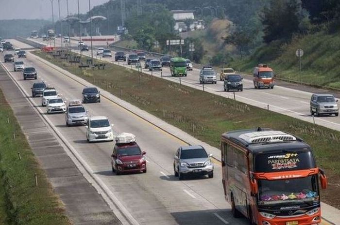 One Way tol Kalikangkung sampai tol Cikampek diperpanjang sampai pukul 00:00 WIB, (27/4/23)