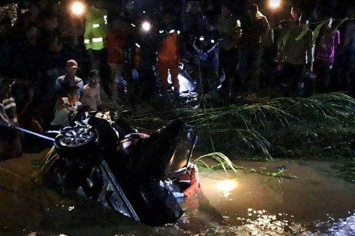 Petugas gabungan mengevakuasi Datsun Go+ Panca yang tenggelam di sungai usai terseret arus saat maksa terobos banjir di dusun Banaran, desa Sidotentrem, Bangilan, Tuban, Jawa Timur