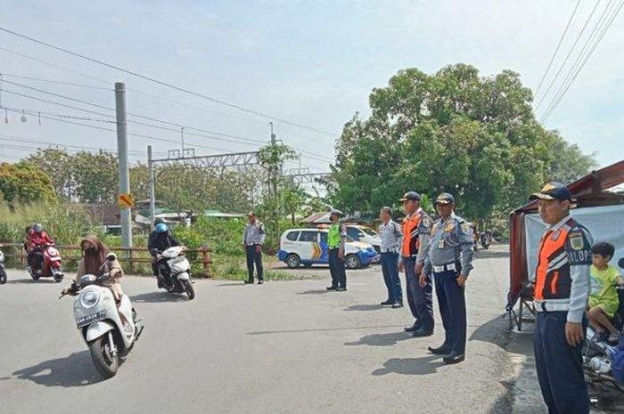 Personel Satlantas Polres Klaten bersama Dishub Klaten saat melakukan razia truk uruk yang lewat di luar jalur beberapa waktu lalu. 