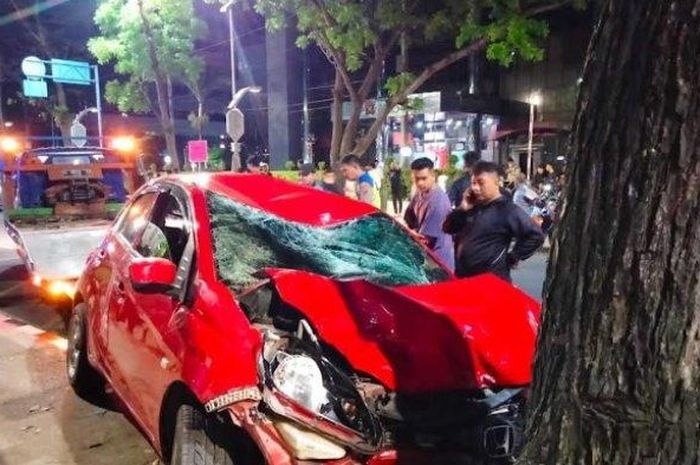 Kondisi Honda Brio usai tabrak Kawasaki KLX 150 sebabkan dua pelajar tewas di kota Medan