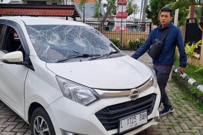 Kondisi Daihatsu Sigra berisi bapak, ibu dan anak yang digebuki warga karena niat maling di toko kelontong