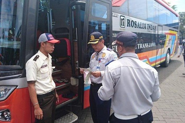 Petugas memeriksa trayek bus yang masuk ke Terminal Gayatri Tulungagung, ada salah satu bus nakal yang nekat beroperasi. 
