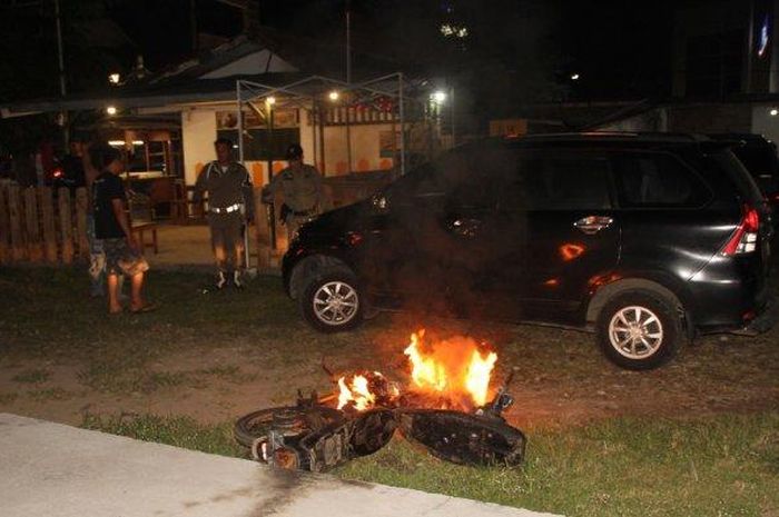 Suzuki FR80 dibakar pemiliknya sendiri di Jl HOS Cokroaminoto, Ponorogo, Jawa Timur