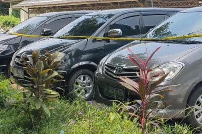 Tiga Toyota Kijang Innova dari 8 mobil yang disita Satreskrim Polres Bangkalan atas tragedi pembacokan brutal di Bangkalan