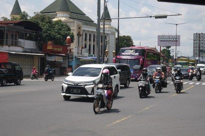 Sejumlah kendaraan saat melintas di Jalan Yogyakarta-Solo di Simpang tiga Pos Mitra Prambanan Klaten.
