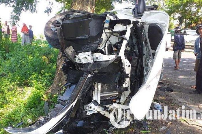 Toyota Rush ngebut tabrak pemotor dan gerobak hingga tewas di Lamongan