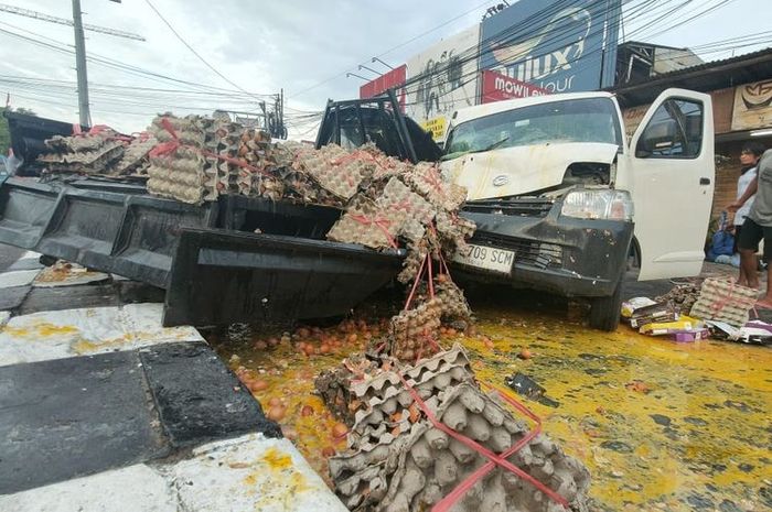 Puluhan peti berisi telur tumpa dan pecah di jalan raya Bogor-Jakarta, Tapos, kota Depok akibat tabrakan beruntun