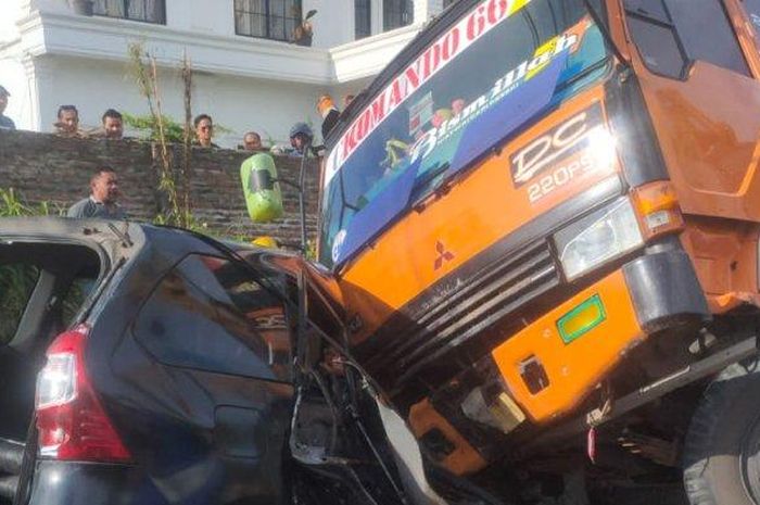 Toyota Avanza gepeng separuh bodi, digilas truk tronton di Kepuh, Ciwandan, kota Cilegon, Banten