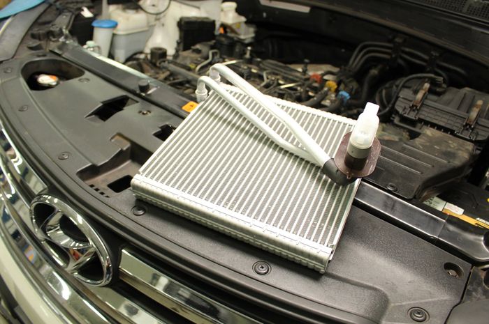 Evaporator bisa bocor bikin AC mobil tidak dingin, penyebabnya sepele.