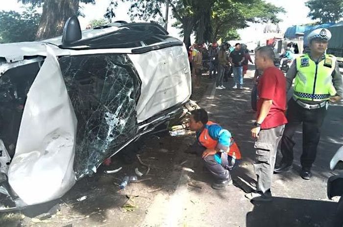 Kondisi Toyota Rush usai tabrak pemotor dan penjual hingga tewas di Plosowahyu, Kota, Lamongan, Jawa Timur