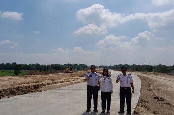 Kepala Dishub Klaten, Supriyono (satu kiri) saat mengecek Tol Solo-Yogyakarta di wilayah Desa Sidoharjo, Kecamatan Polanharjo, Kabupaten Klaten, Jawa Tengah