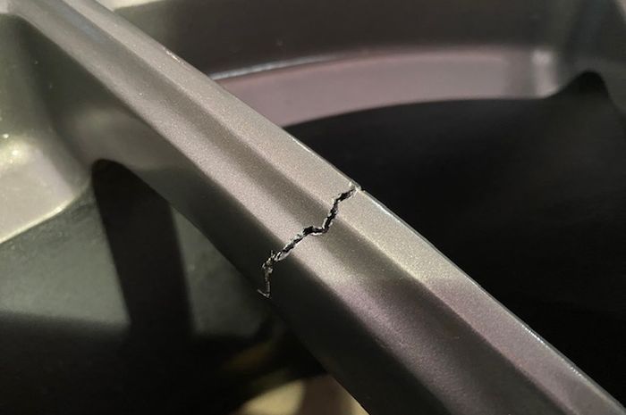 Palang retak pada pelek mobil punya kesulitan tinggi untuk diperbaiki