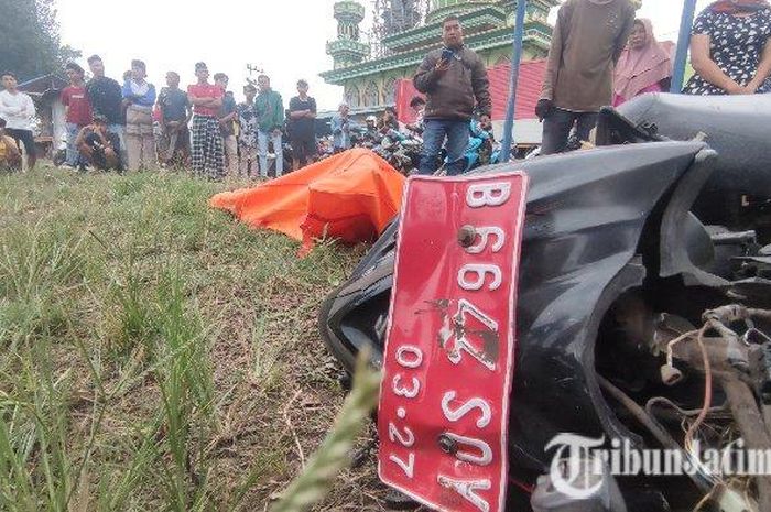 ASN Dinas Pertanian dan Peternakan (Disperta) Kabupaten Probolinggo tewas saat lewati perlintasan kereta api naik Suzuki Shogun Axelo Pelat Merah