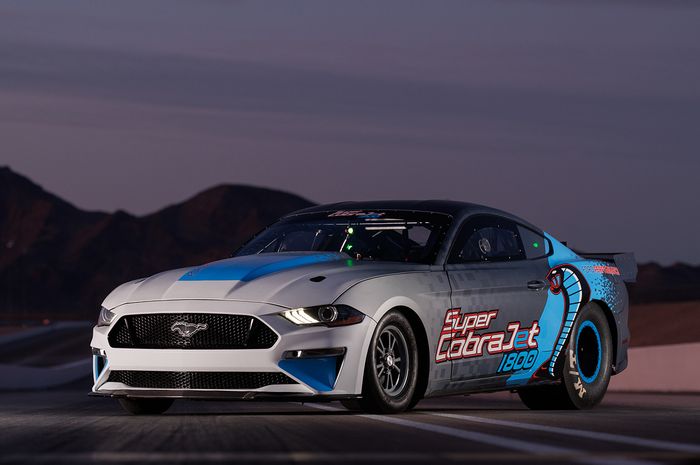 Ford Mustang Super Cobra Jet 1800 diperkenalkan sebagai dragster listrik baru Ford Performance.