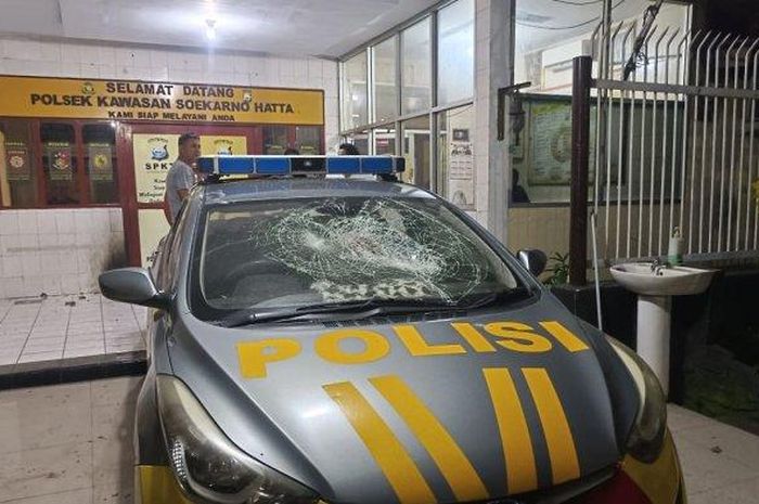 Mobil patroli polisi turut dirusak dalam tragedi perusakan tiga pos polisi, dua mobil dan dua motor Polisi di kota Makassar