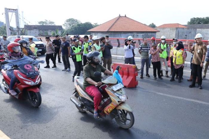 Jembatan Juwana di Pati, Jawa Tengah, sudah selesai diperbaiki. Gubernur Jateng Ganjar Pranowo memastikan arus lalu lintas di sekitar lokasi tersebut akan lancar saat mudik Lebaran 2023.