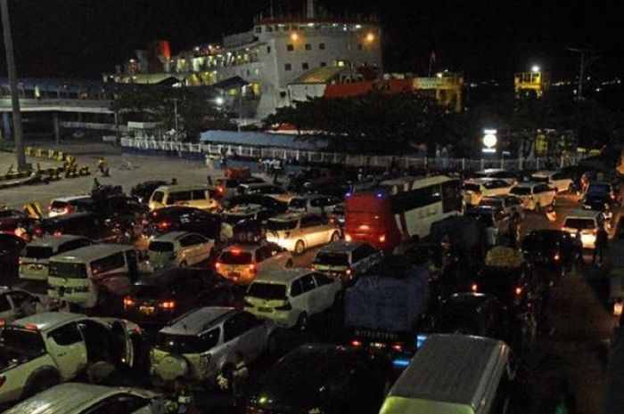 Kendaraan memadati Pelabuhan Merak menuju Bakayheni Sumatera