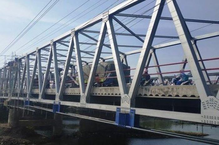 Perbaikan Jembatan Pemali sisi utara belum rampung, menurut polisi titik tersebut diprediksi jadi titik kemacetan selama arus mudik Lebaran 2023.