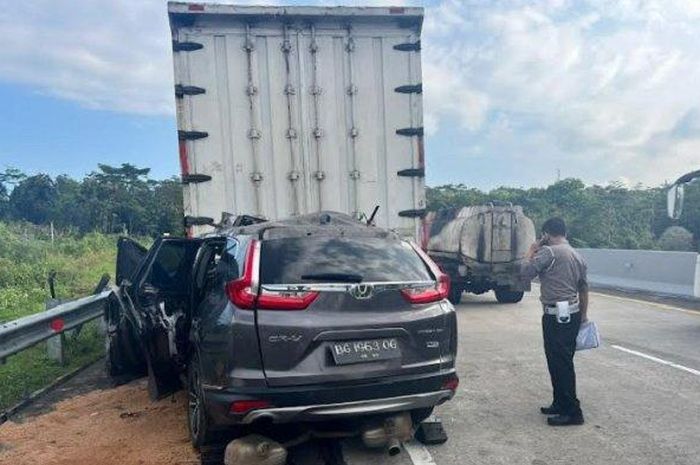 Honda CR-V tusuk truk di Tol Semarang-Solo, tiga orang meninggal dunia