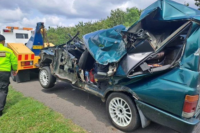 Kondisi Isuzu Panther yang mengalami kecelakaan di Jalan Tol Solo-Ngawi, Kecamatan Gondangrejo, Kabupaten Karanganyar, Sabtu (15/04/2023).