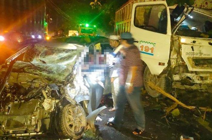 Kondisi Toyota Calya hancur lebur usai tabrak dump truck di jalan roya Wotan, Panceng, Gresik