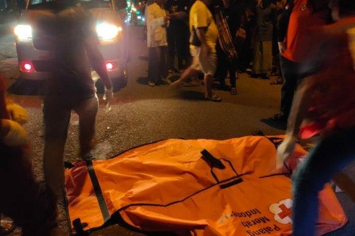 Pengendara Honda Scoopy dimasukan ke kantong mayat setelah tabrak Toyota Avanza di jalan raya dusun Kalang, desa Kalen, Dlanggu, Mojokerto