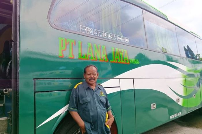 Sosok Nanag (60) sopir PO Lana Jaya yang sudah 25 tahun mengabdi, ternyata kerap takut dekat para pengendara motor.