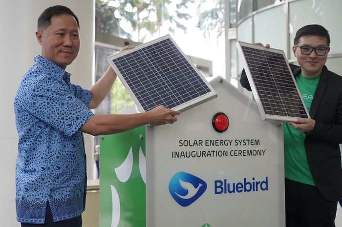 Gandeng SUN Energy, PT Blue Bird Tbk, memasang sistem panel surya pintar