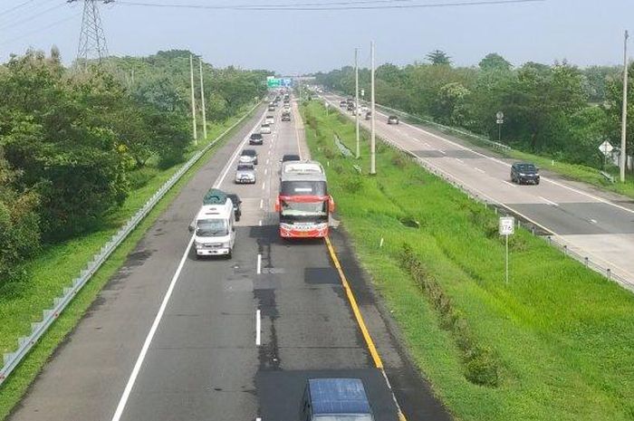 Pantauan arus lalu lintas di Jalan Tol Cipali Km 176, Rabu (19/04/2023).