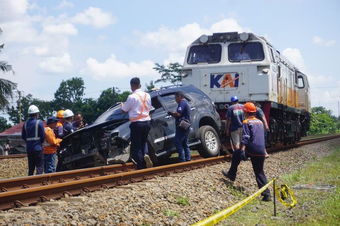 Proses evakuasi Toyota Fortuner yang sempat tersangkut di resl kereta api 501, Kawasan Sumpiuh, Banyumas, pada Rabu (19/04/2023).