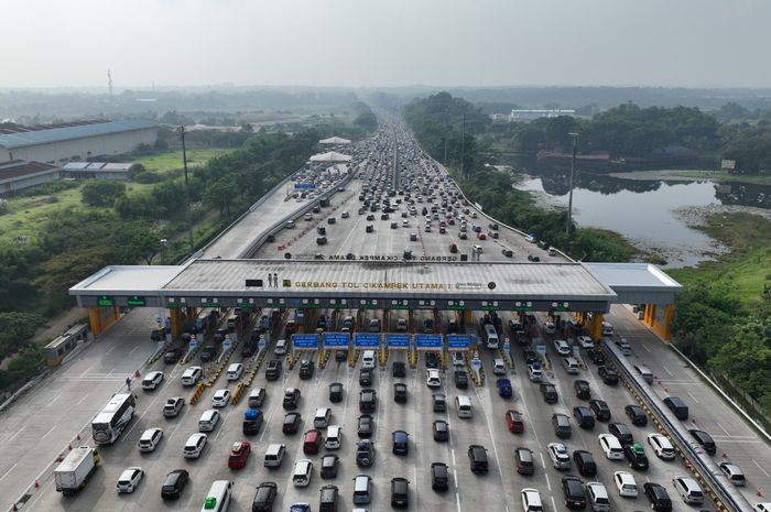 Ribuan kendaraan mulai padati pintu tol