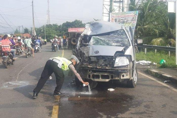 Olah TKP kecelakaan beruntun KIA Pregio, truk boks dan Toyota Kijang di Majenang, Cilacap