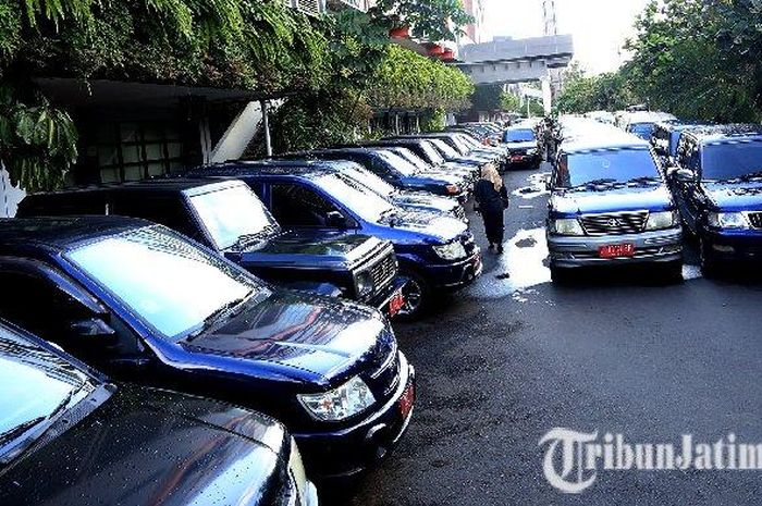 Mobil dinas pelat merah parkir di balai kota Surabaya selama mlebaran 2023, tidak boleh dibawa mudik