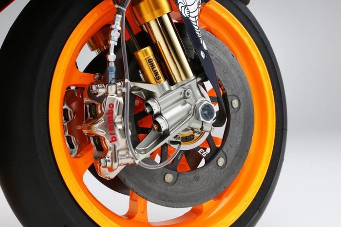 Perangkat pengereman dengan cakram carbon di motor MotoGP