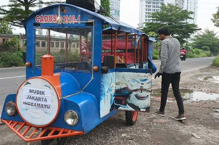 Cerita pemudik bernama Toni, yang mudik Lebaran 2023 bersama istrinya naik odong-odong dari Jakarta Timur ke Indramayu.